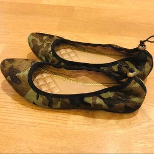 VINCE CAMUTO Flat Sandals Slip on size 7